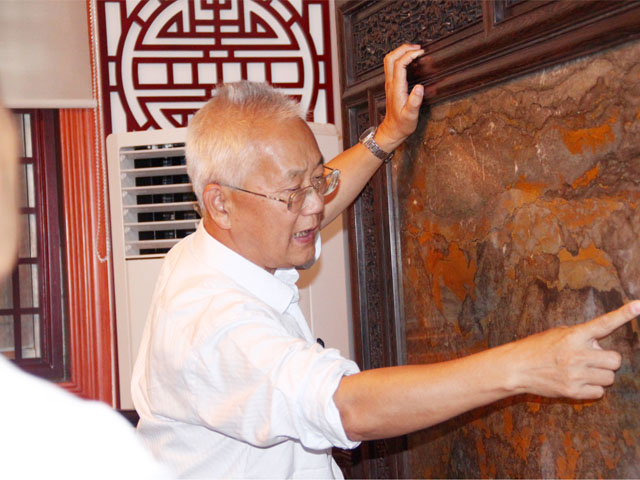 北京自然博古馆原馆长李承森教授在对泰山天元石做细致讲解